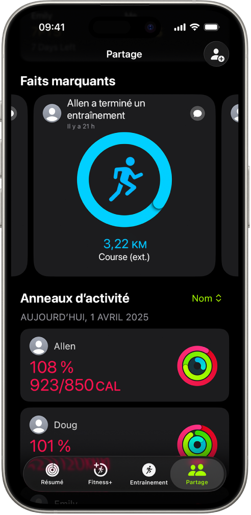 Un écran d’iPhone qui affiche des données d’activité partagées avec deux autres personnes.