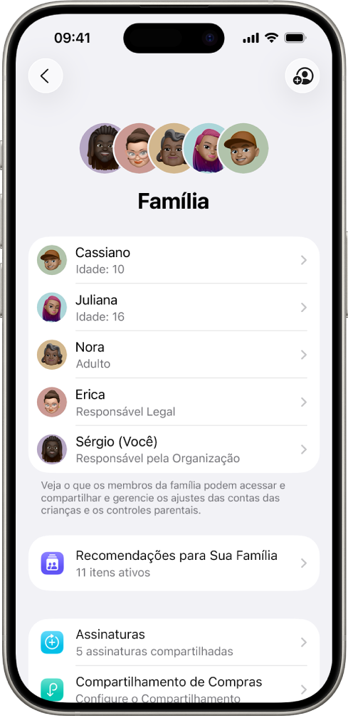 Tela do Compartilhamento Familiar nos Ajustes. Cinco membros da família aparecem na lista e quatro assinaturas são compartilhadas com a família.