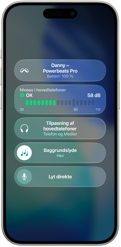 Skærmen Høreapparater i Kontrolcenter. Fra øverst til nederst omfatter det Niveau i hovedtelefoner i decibel, Tilpasning af hovedtelefoner, Baggrundslyde og Lyt direkte for de tilsluttede Powerbeats Pro 2.