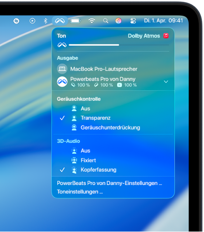 Das Beats-Symbol, das in der Menüleiste auf dem Mac ausgewählt wurde. Ein Menü zeigt die Powerbeats Pro 2, bei denen „Transparenz“ und „3D-Audio mit Kopferfassung“ aktiviert sind.
