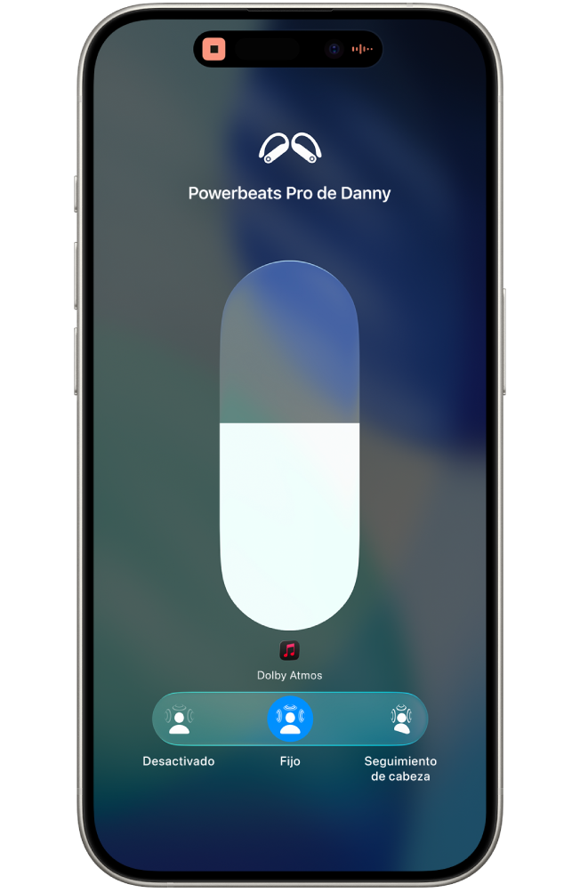 La pantalla de volumen en el centro de control mostrando el nivel de volumen de unos Beats Fit Pro y las opciones del audio espacial.
