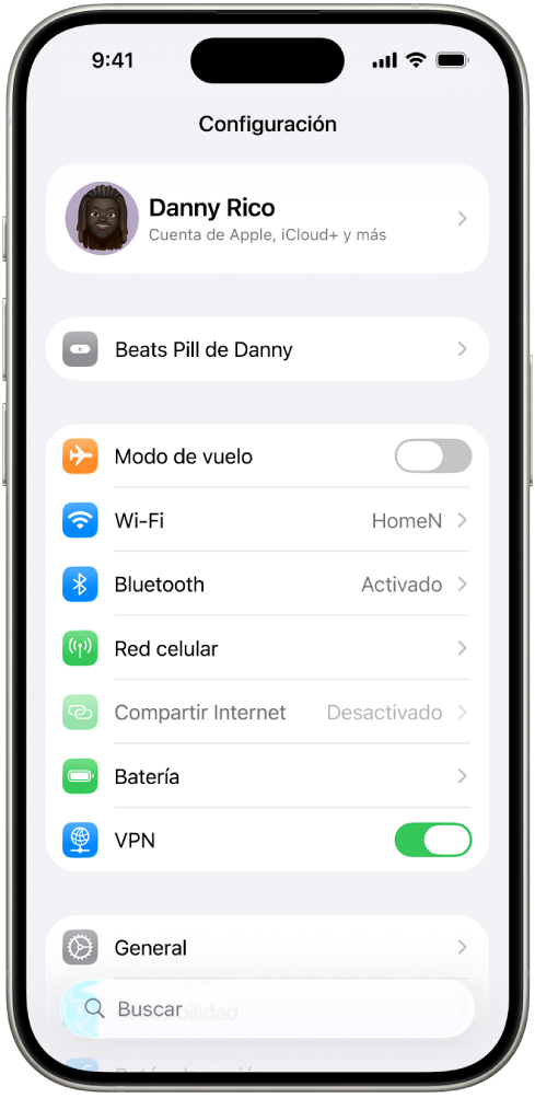 La app Configuración en un iPhone mostrando el dispositivo Beats conectado de un usuario en la parte superior de la pantalla.