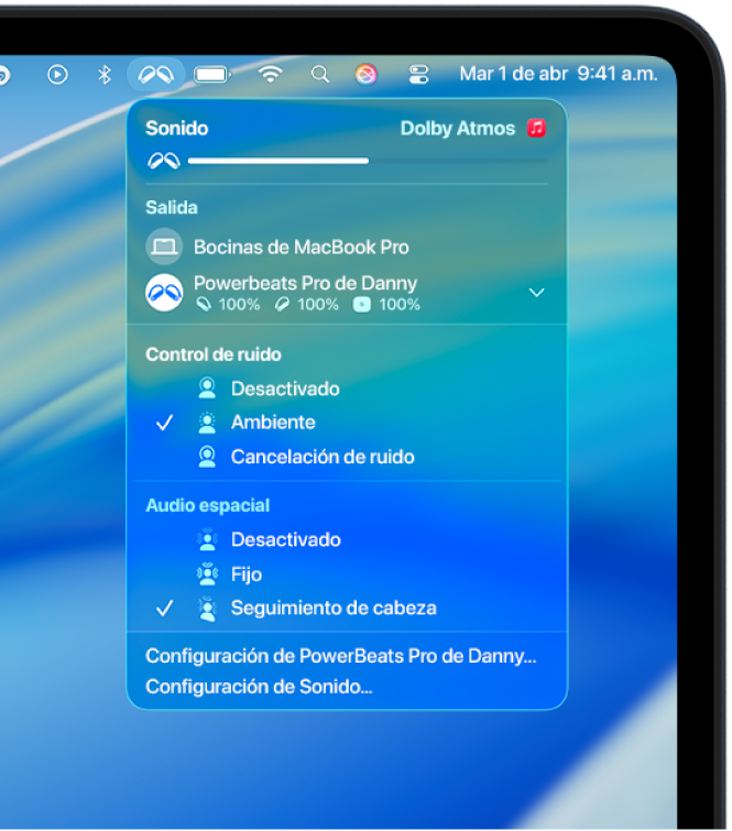 El ícono de Beats seleccionado en la barra de menús en una Mac. Un menú muestra los Powerbeats Pro 2 con el modo Ambiente y el audio espacial con seguimiento de la cabeza activado.