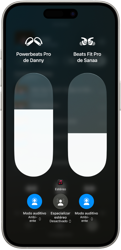 La pantalla de control del volumen del centro de control mostrando el nivel del volumen para dos pares de audífonos Beats. Debajo del indicador de volumen, a la izquierda, está el ícono del modo auditivo, que indica que el modo Ambiente está activado. Debajo del indicador de volumen, a la derecha, está el ícono del modo auditivo, que también indica que el modo Ambiente está activado.