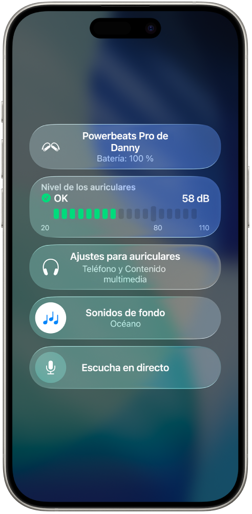 Pantalla Audífonos del centro de control. De arriba abajo, incluye las opciones para ajustar el volumen de los auriculares en decibelios, cambiar el ajuste de los auriculares y los sonidos de fondo, y activar la escucha en directo para los Powerbeats Pro 2 conectados.