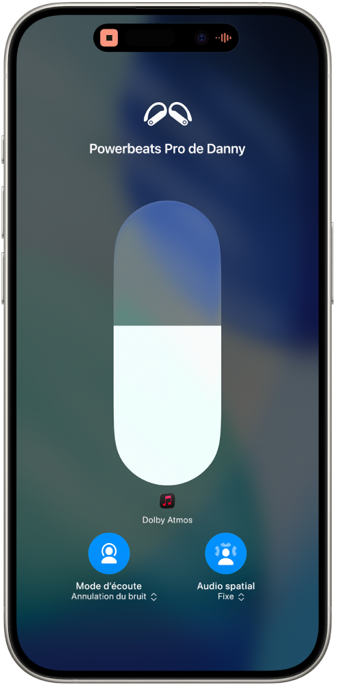 L’écran relatif au volume dans le centre de contrôle affiche le volume des Powerbeats Pro 2. Sous l’indicateur de volume à gauche se trouve l’icône du mode d’écoute, qui confirme que le mode Annulation du bruit est activé. À droite, l’icône de l’audio spatiale confirme que l’audio spatial et le suivi fixe de la tête sont activés.