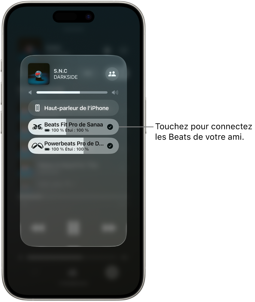 L’écran AirPlay sur lequel deux paires d’écouteurs Beats sont connectées au même iPhone pendant la lecture d’une chanson.