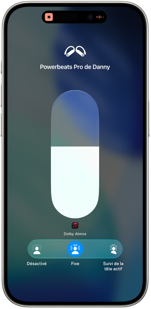 L’écran de volume dans le centre de contrôle affichant le volume pour les Powerbeats Pro 2. Les options « Audio spatial » apparaissent sous l’indicateur de volume. Il s’agit de Désactivé, Fixe et « Suivi de la tête actif ».