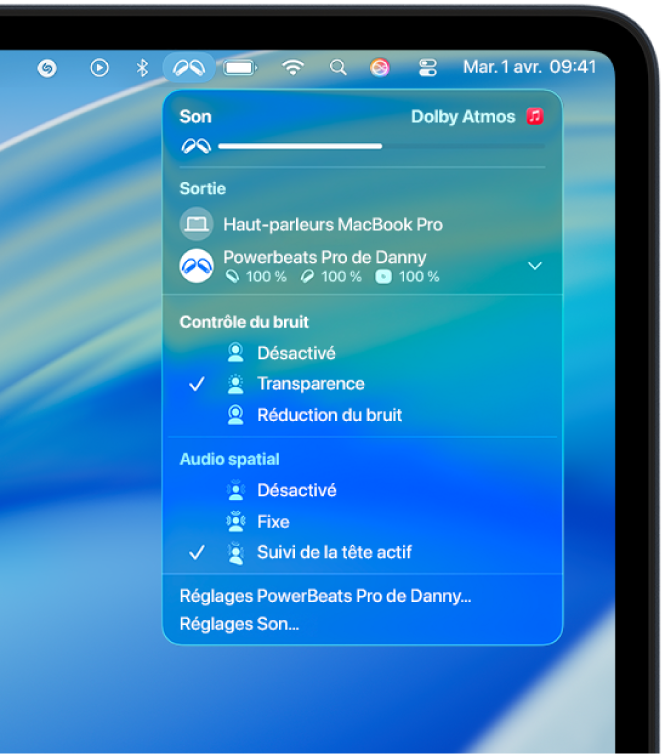 L’icône Beats sélectionnée dans la barre des menus d’un Mac. Un menu indique que des écouteurs Powerbeats Pro 2 sont connectés et que le mode Transparence et l’audio spatial avec suivi de la tête sont activés.