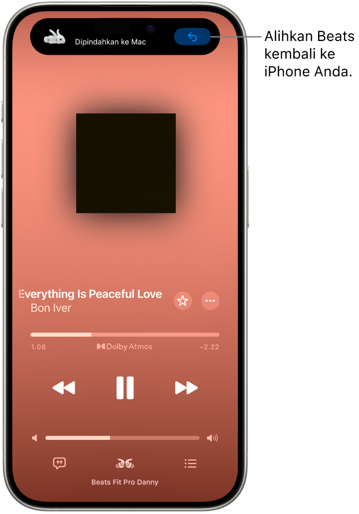 Layar Apple Music di iPhone dengan pesan di bagian atas yang bertuliskan “Dipindahkan ke Mac” dan tombol untuk mengalihkan Beats kembali ke iPhone.