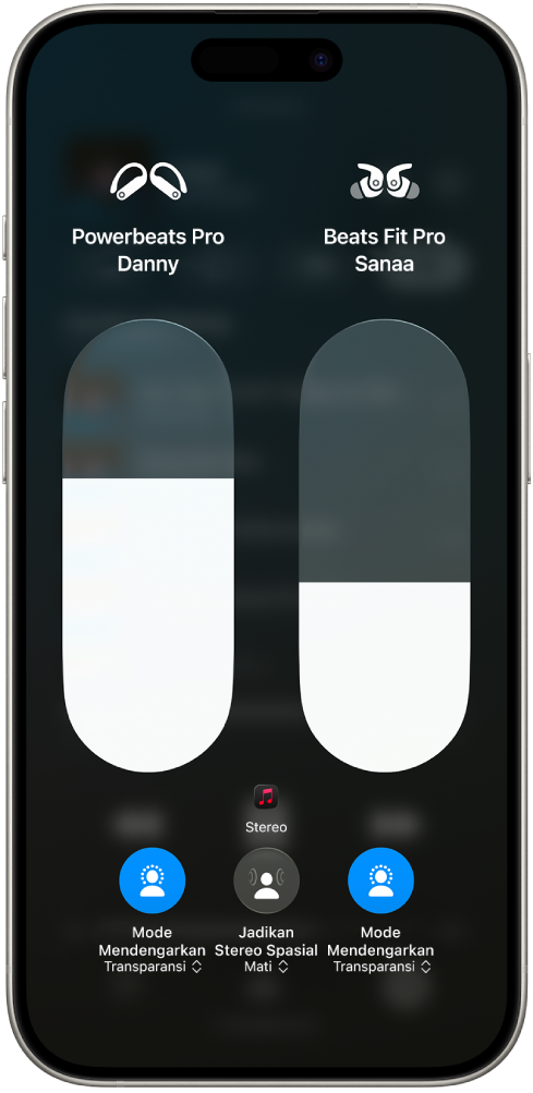 Layar volume di Pusat Kontrol yang menampilkan level volume untuk dua pasang Beats. Di bawah indikator volume di sebelah kiri terdapat ikon Mode Mendengarkan, yang menunjukkan bahwa Transparansi menyala. Di bawah indikator volume di sebelah kanan terdapat ikon Mode Mendengarkan, yang juga menunjukkan bahwa Transparansi menyala.