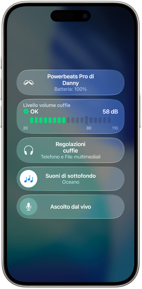 La schermata “Apparecchi acustici” in Centro di Controllo. Dall’alto verso il basso, include “Livello volume cuffie” (espresso in decibel), “Regolazioni cuffie”, “Suoni di sottofondo” e “Ascolto dal vivo” per i Powerbeats Pro 2 connessi.