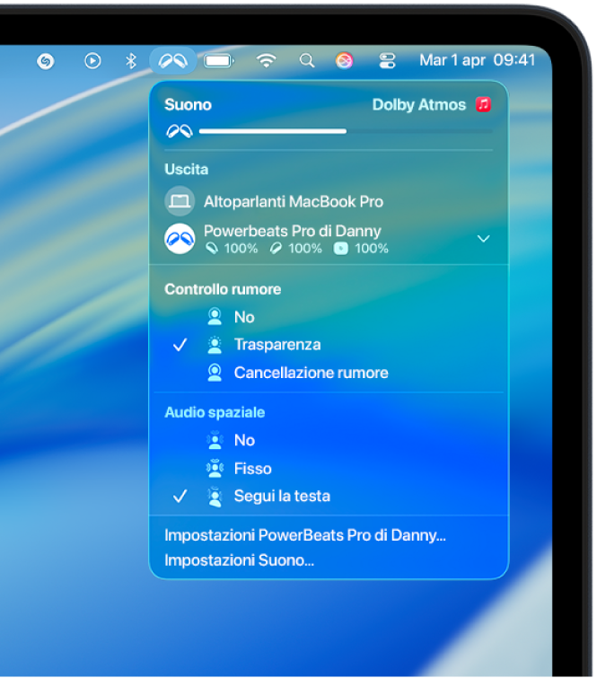 L’icona Beats selezionata nella barra dei menu sul Mac. Un menu che mostra i Powerbeats Pro 2 con la modalità Trasparenza e l’audio spaziale con “Segui la testa” attivati.