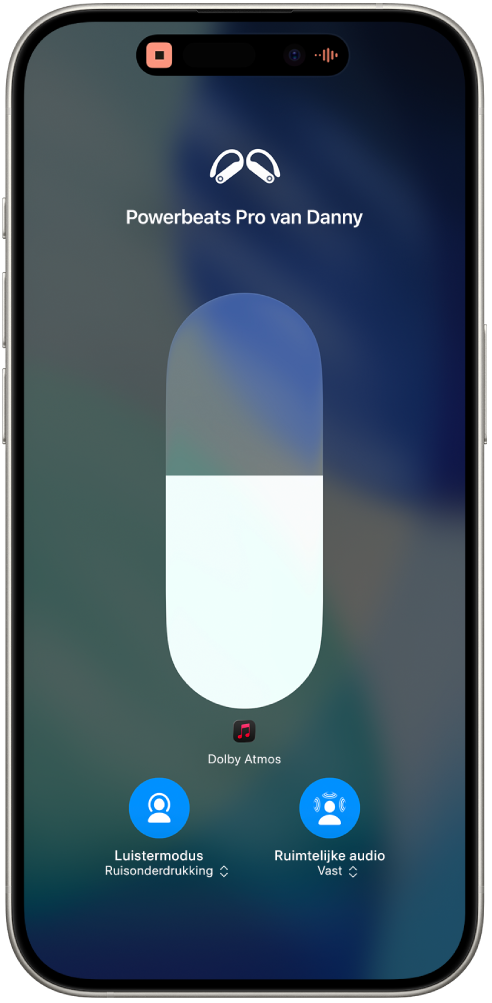 Het volumescherm in het bedieningspaneel, met het volume voor de Powerbeats Pro 2. Onder de volume-indicator aan de linkerkant staat het luistermodussymbool, dat aangeeft dat 'Ruisonderdrukking' is ingeschakeld. Aan de rechterkant staat het symbool voor ruimtelijke audio, dat aangeeft dat 'Ruimtelijke audio' en de hoofdtracking-optie 'Vast' zijn ingeschakeld.