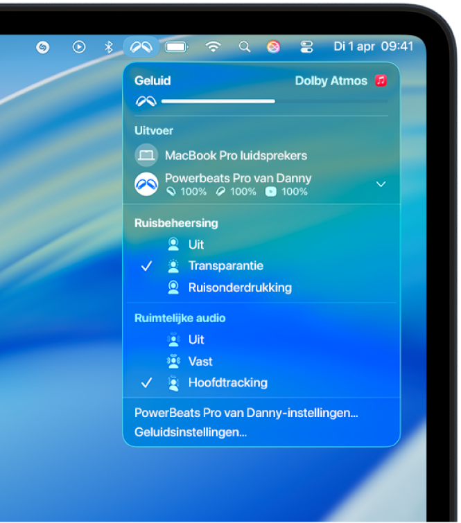 Het Beats-symbool is geselecteerd in de menubalk op de Mac. In een menu voor Powerbeats Pro 2 zijn de opties voor transparantie en ruimtelijke audio met hoofdtracking ingeschakeld.
