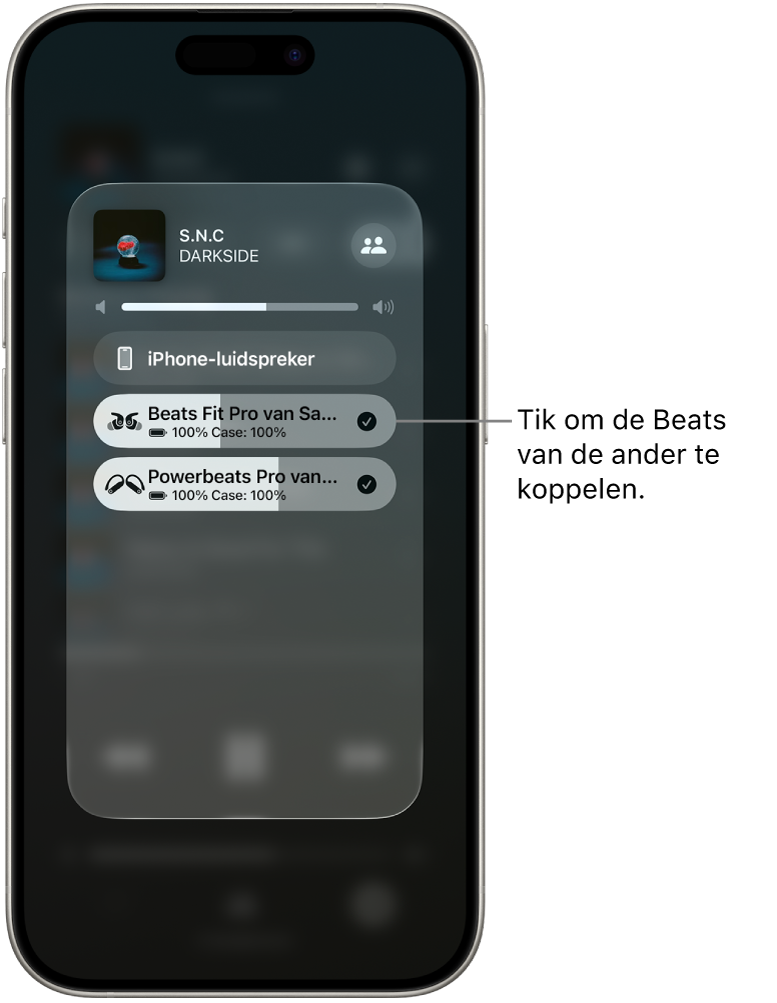 Het AirPlay-scherm, waarop twee sets Beats zijn verbonden met dezelfde iPhone terwijl een nummer wordt afgespeeld.
