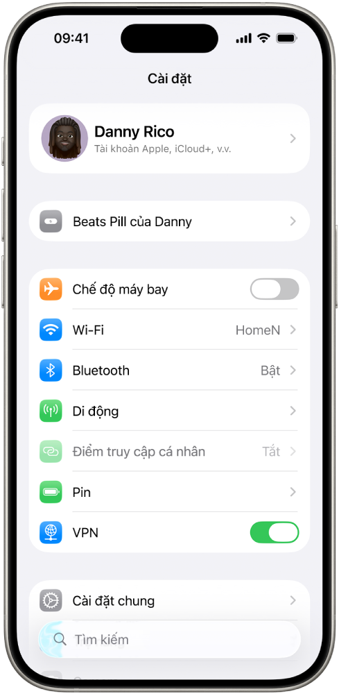 Ứng dụng Cài đặt trên iPhone, đang hiển thị Beats được kết nối của một người dùng được liệt kê ở đầu màn hình.