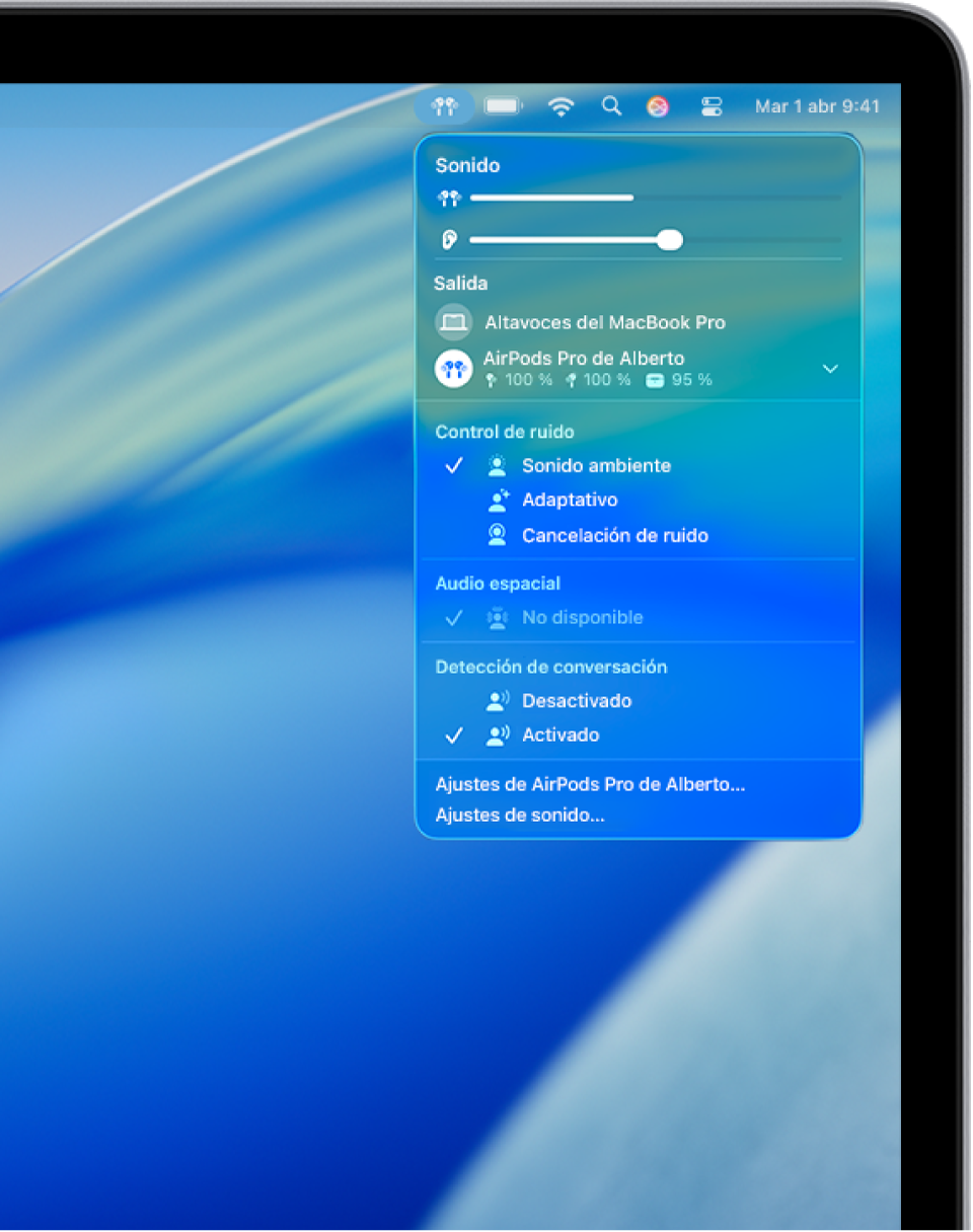 Se selecciona el icono de los AirPods en la parte superior derecha de la barra de menús del Mac. Para los AirPods Pro, el modo de sonido ambiente está seleccionado debajo del control de ruido y la detección de conversación está activada.