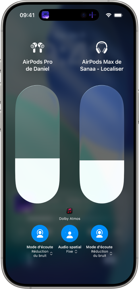 L’écran de volume dans le centre de contrôle affichant le niveau de volume pour deux paires d’AirPods. En dessous de l’indicateur de volume, sur la gauche, se trouve le bouton Mode d’écoute. Il indique que la réduction du bruit est activée. En dessous de l’indicateur de volume, sur la droite, se trouve le bouton Mode d’écoute. Il indique que la réduction du bruit est activée.
