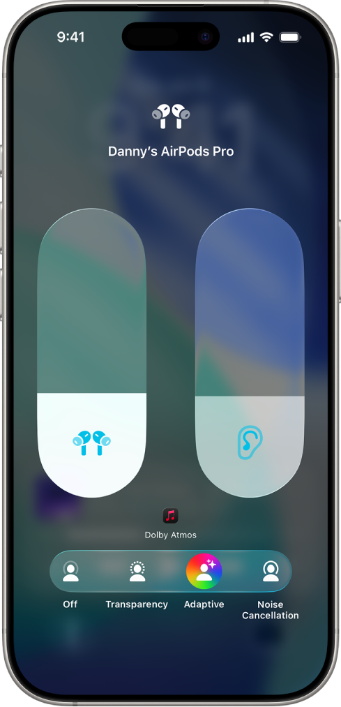 Skaļuma ekrāns izvēlnē Control Center, kurā redzams AirPods Pro austiņu skaļuma līmenis. Zem skaļuma indikatora kreisajā pusē ir dažādi klausīšanās režīmi — Off, Transparency, Adaptive un Noise Cancellation. Atlasīts režīms Adaptive Audio.