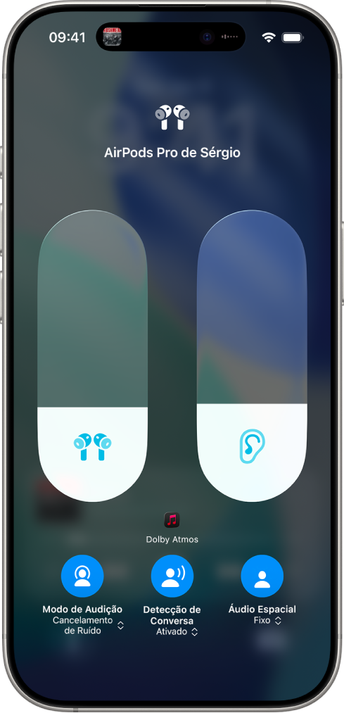 Tela de volume na Central de Controle mostrando o nível de volume dos AirPods Pro. Abaixo do indicador de volume à esquerda está o ícone Modo de Audição, indicando que o Cancelamento de Ruído está ativado.