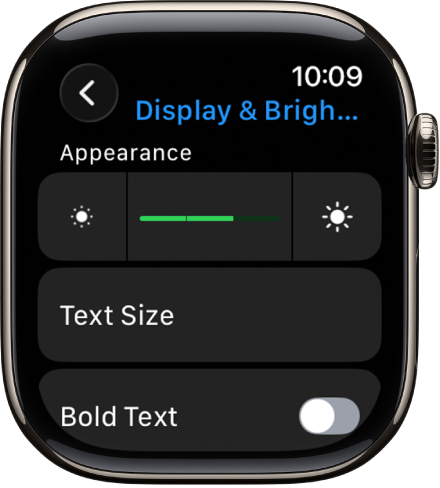 إعدادات الشاشة والإضاءة على Apple Watch، مع شريط تمرير الإضاءة في الأعلى، وزر حجم النص أدناه.