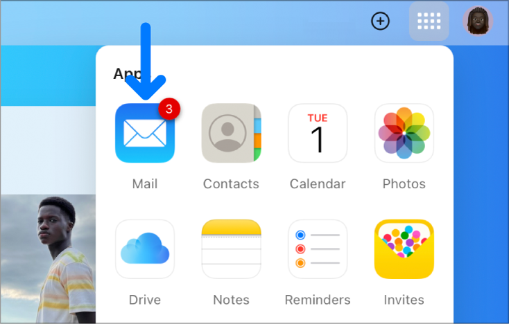 En la página de inicio de iCloud.com, el iniciador de apps está abierto y el icono de la app Mail muestra una insignia con el número tres.