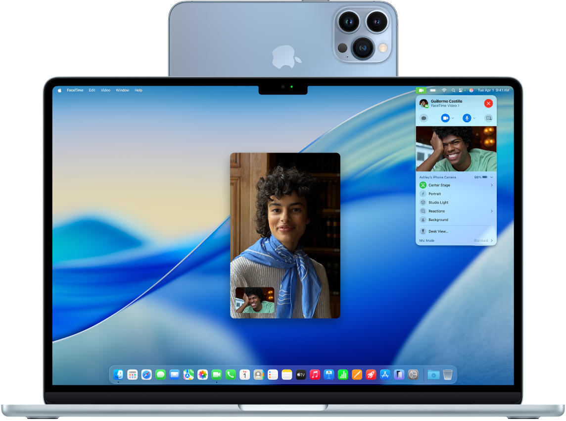 iPhone 上的 FaceTime 通话,旁边的 Mac 桌面显示打开的 Keynote 讲演窗口。Mac 桌面右上角是用于将 FaceTime 通话切换到 Mac 的按钮。