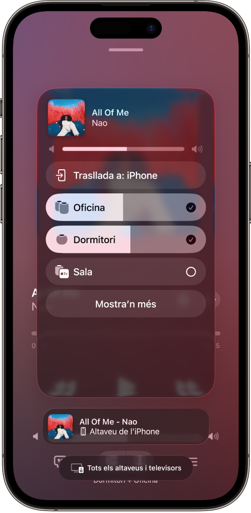 A la pantalla d’un iPhone es mostra una cançó que s’està reproduint i una llista de dispositius HomePod i Apple TV. Se selecciona el HomePod del despatx.