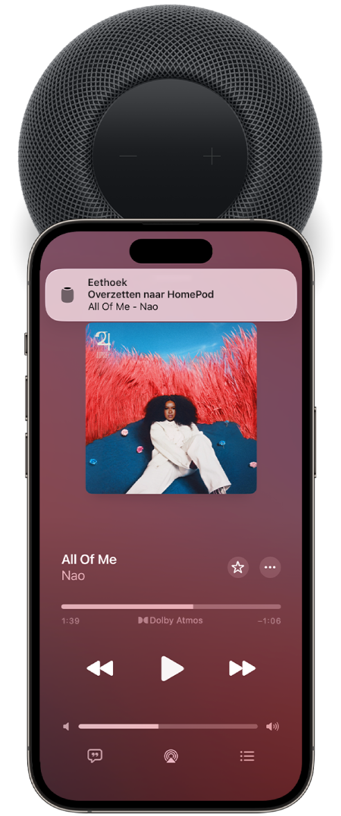 Een iPhone bij de bovenkant van de HomePod. Op het iPhone-scherm wordt een nummer afgespeeld dat naar de HomePod is overgezet.