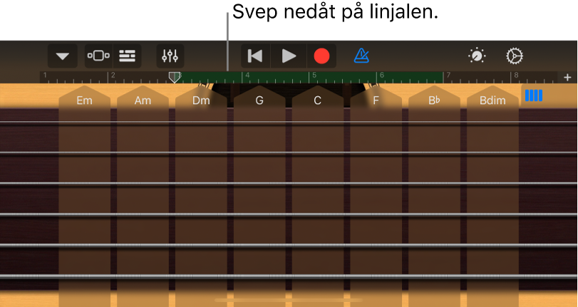 Håll på linjalen och dra sedan nedåt