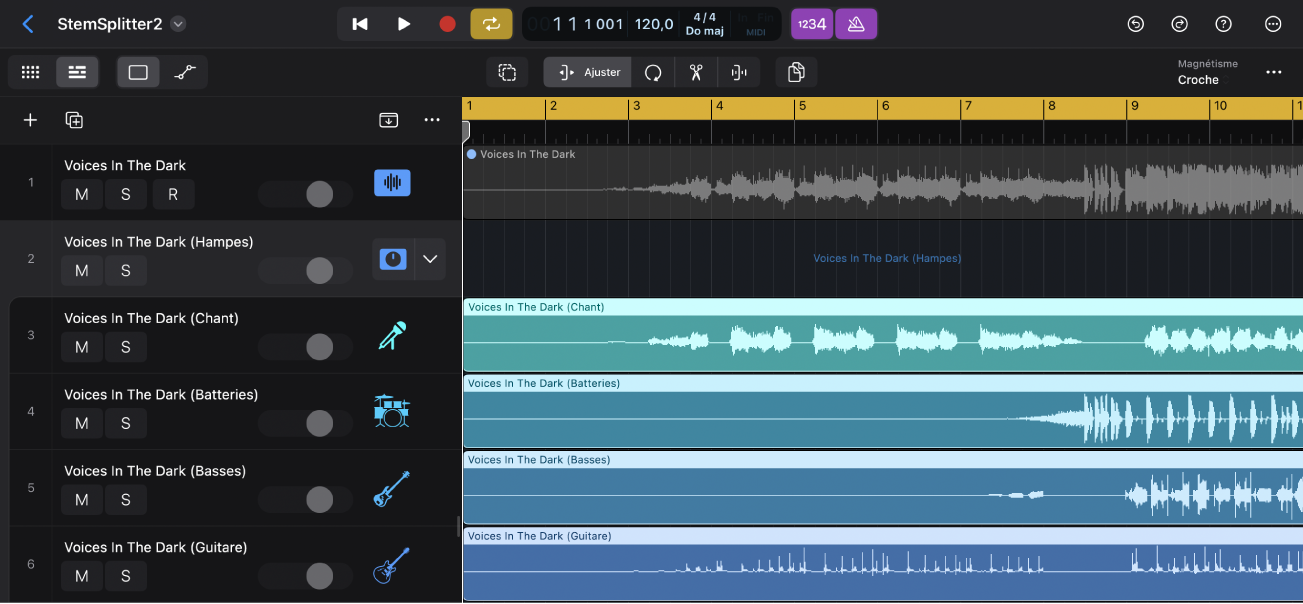 Figure. La zone Pistes montrant la région audio sélectionnée et la pile de sommation avec des stems sous forme de régions audio dans les sous-pistes.
