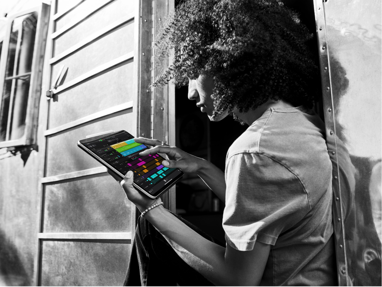 Projet Logic&nbsp;Pro ouvert sur un iPad avec l’utilisateur touchant l’écran.