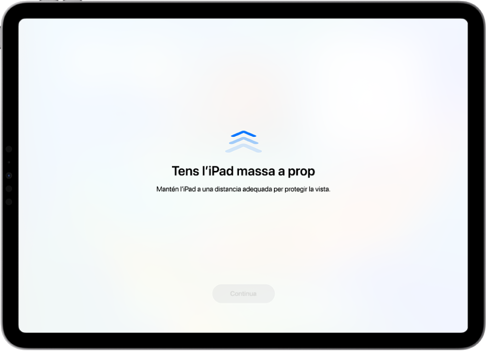Una pantalla amb un avís que l’iPad és massa a prop i un suggeriment per mantenir l’iPad a una distància adequada. En allunyar l’iPad, el botó “Continua” apareix a la part inferior perquè puguis tornar a la pantalla anterior.
