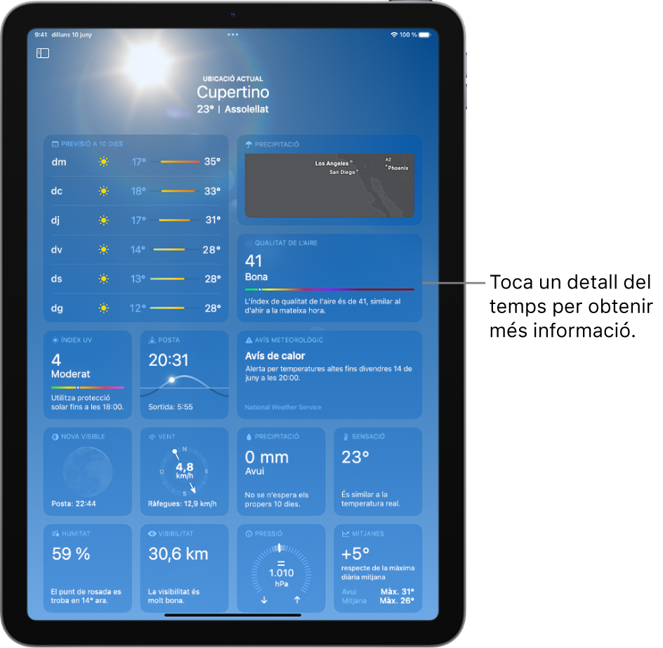 Pantalla de l’app Temps que mostra la ubicació a la part superior i, a sota, la temperatura i les condicions meteorològiques actuals. La resta de la pantalla conté informació meteorològica, com la previsió a 10 dies, un mapa de precipitacions, la posició de la lluna, la direcció i la força del vent, l’índex UV, l’hora de la posta de sol, la sensació tèrmica i el pronòstic de precipitacions.