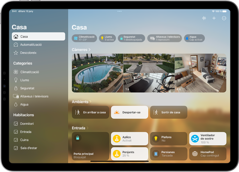 L’app Casa amb la barra lateral a l’esquerra, que mostra les pestanyes “Casa”, “Automatització” i “Descobreix” prop de la part superior esquerra. Les “Categories” i “Habitacions” de la casa apareixen a sota. A la dreta de la barra lateral, a la part superior, hi ha els botons “Intèrfon”, “Afegeix” i “Més opcions”. Els botons “Categoria” apareixen prop de la part superior. A sota hi ha escenes, imatges de la càmera i una habitació amb els seus accessoris.