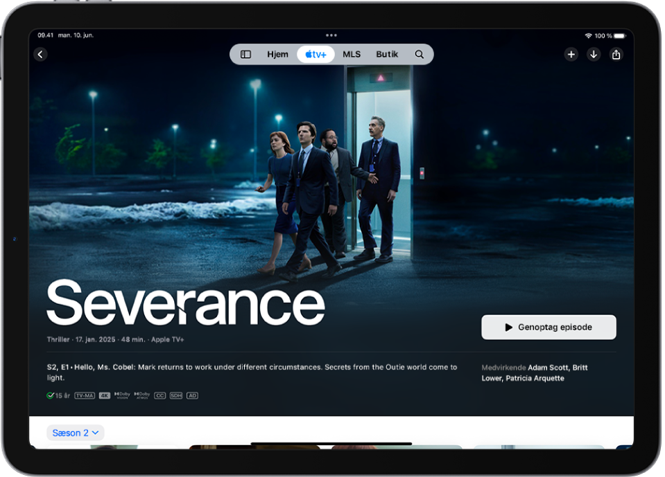 Fanen Apple TV+, der viser en udvalgt Apple Original med titlen, knappen Afspil og en beskrivelse af episoden. Øverst på skærmen vises fra venstre mod højre fanerne Hjem, Apple TV+, MLS, Butik og Søg.