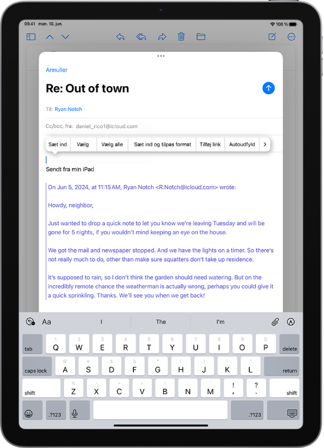 Et udkast til en e-mail, der skrives, med muligheder for bilag over tastaturet.