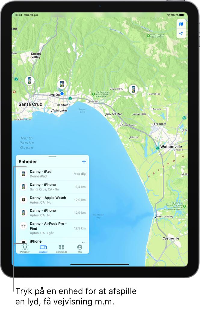 Skærmen Find med listen Enheder åben. De angivne enheder omfatter iPad tilhørende Daniel, iPhone tilhørende Daniel, Apple Watch tilhørende Daniel og AirPods Pro tilhørende Daniel. Deres lokalitet vises på et kort over Santa Cruz.
