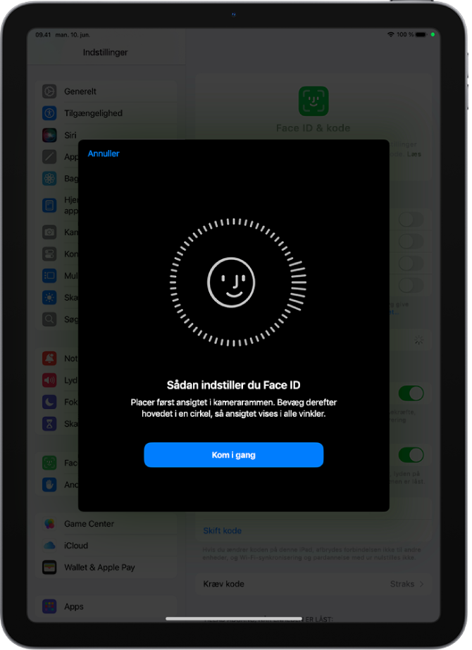 Skærmen til indstilling af genkendelse med Face ID. Der vises en smiley omsluttet af en cirkel på skærmen. Teksten nedenunder instruerer brugeren i at bevæge hovedet langsomt for at gøre cirklen færdig. Knappen Kom i gang vises nederst på skærmen.
