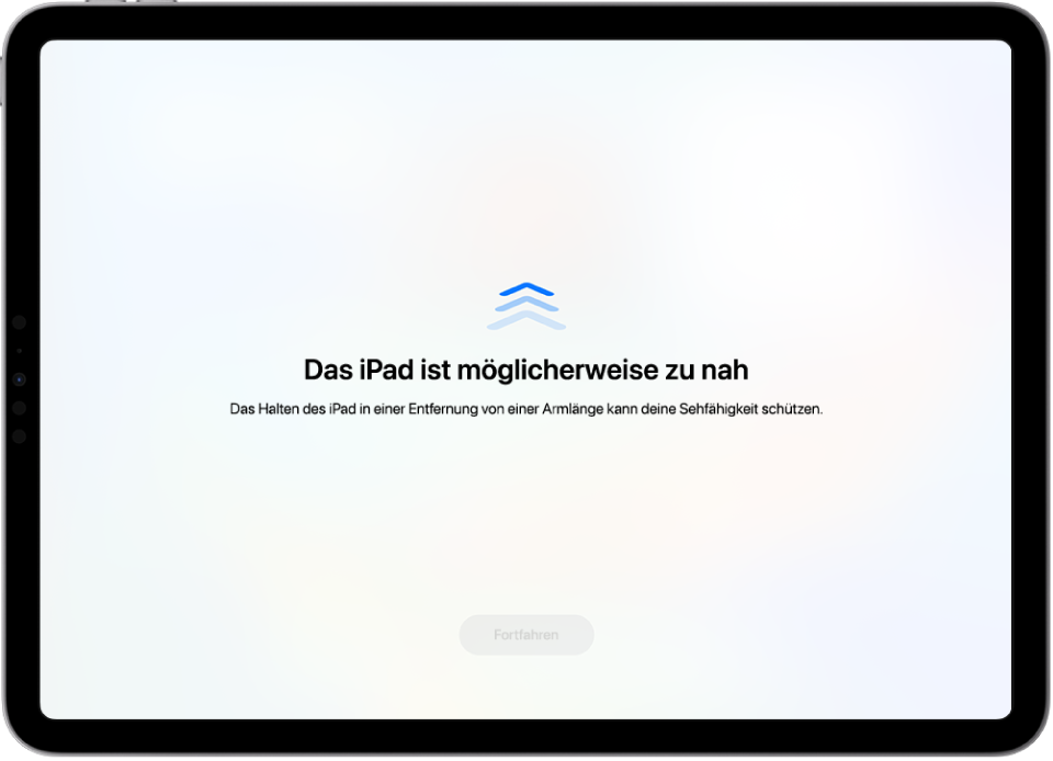 Ein Bildschirm mit einer Warnung, dass das iPad zu nahe ist, und der Empfehlung, das iPad in einer Entfernung von ca. 30 cm vor den Augen zu halten. Wenn du das iPad weiter wegbewegst, wird unten die Taste „Fortfahren“ angezeigt, sodass du zum vorherigen Bildschirm zurückkehren kannst.