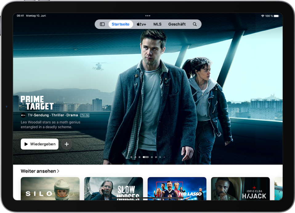 Der Tab „Startseite“ mit einem Apple Original in der Mitte über dem Bereich „Weiter ansehen“. Oben auf dem Bildschirm befinden sich (von links nach rechts) die Tabs „Startseite“, „Apple TV+“, „MLS“, „Store“ und „Suchen“.