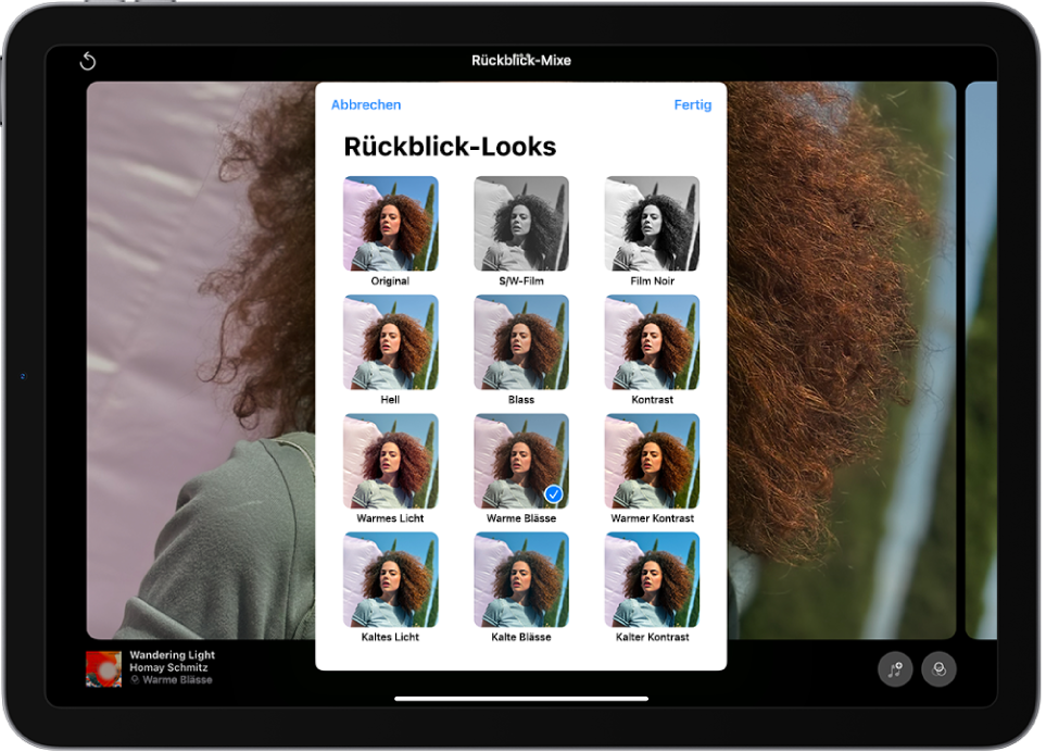 In der Mitte des Bildschirms wird ein Rückblick wiedergegeben. Unten auf dem Bildschirm sind von links nach rechts die Tasten „Rückblick-Mixe“, „Fotos“ und „Film“ zu sehen. Rechts oben befinden sich die Tasten „Lautstärke“, „Mehr“ und „Schließen“. Links oben befinden sich der Titel des Rückblicks sowie der Song- und Künstlername des wiedergegebenen Songs.