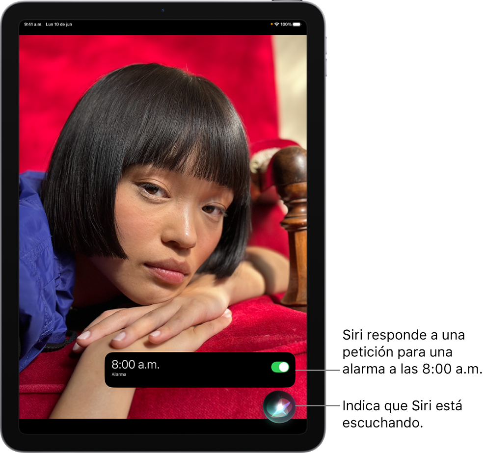 Pantalla del iPad. Cerca de la parte inferior de la pantalla, una notificación de la app Reloj muestra que se programó una alarma para las 8 de la mañana. Un ícono debajo de la notificación indica que Siri está escuchando.