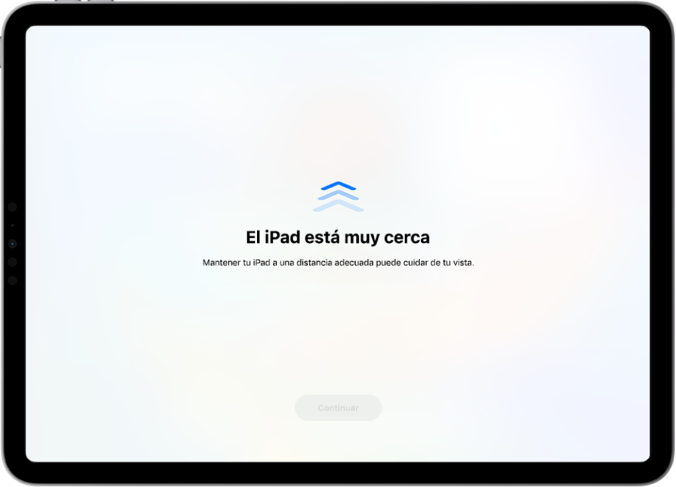Una advertencia en pantalla indicando que estás sosteniendo el iPad muy cerca y que deberías alejarlo para proteger tu visión. La advertencia cubre toda la pantalla, impidiendo que lo sigas usando. Hay un botón que dice Continuar que se activa cuando se aleja el iPad a una distancia segura.