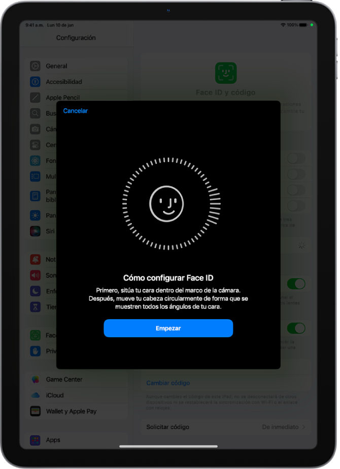 La pantalla de configuración de reconocimiento de Face ID. Se muestra una cara sonriente en la pantalla dentro de un círculo. El texto que está debajo le indica al usuario que mueva la cabeza lentamente para completar el círculo. Cerca de la parte inferior de la pantalla aparece el botón Empezar.