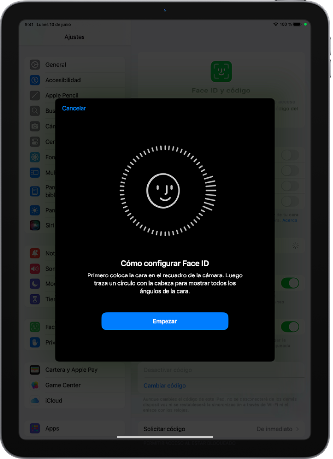 Pantalla de configuración de reconocimiento de Face ID. En la pantalla se muestra una cara sonriente dentro de un círculo. El texto de abajo indica al usuario que mueva la cabeza lentamente hasta completar el círculo. Cerca de la parte inferior de la pantalla se muestra el botón Empezar.