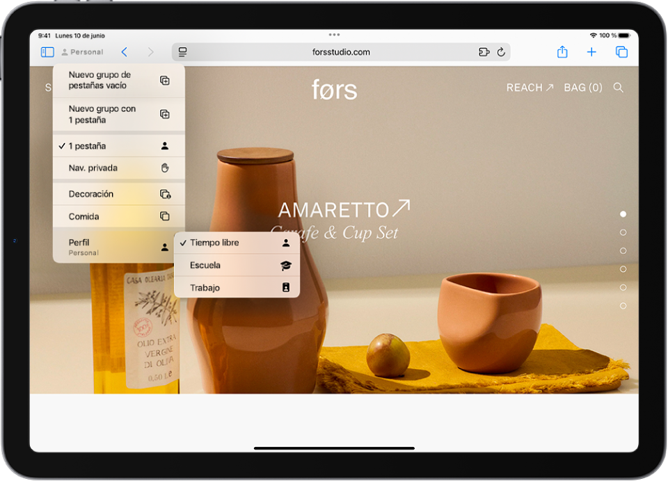En la app Safari, el menú “Grupo de pestañas” está abierto. En la parte inferior del menú, la opción Perfil está seleccionada y un menú muestra las opciones Personal, Escuela y Trabajo.