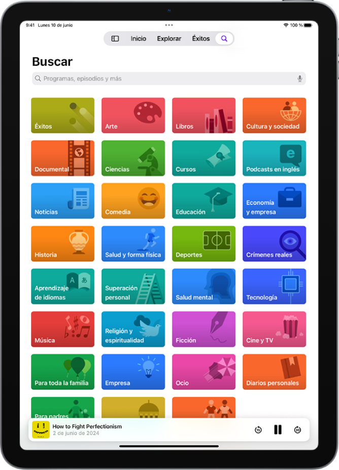 Pantalla Buscar en la app Podcasts con categorías de podcasts. En la parte inferior de la pantalla está la ilustración del episodio, el título del episodio y los botones Retroceder, Pausa y Avanzar.