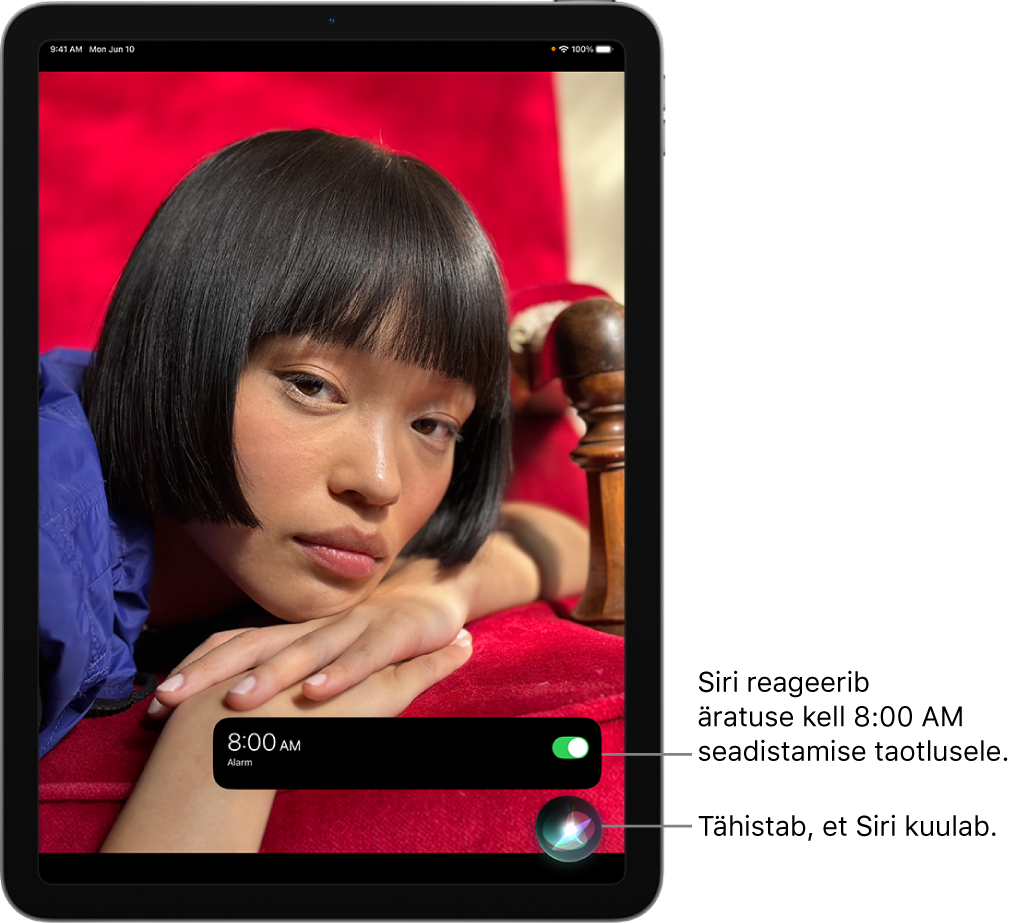 iPadi ekraan. Ekraani allosas näitab rakenduse Clock märguanne, et kell 8:00 äratus on lülitatud sisse. Ekraani allosas olev kuva näitab, et Siri kuulab.